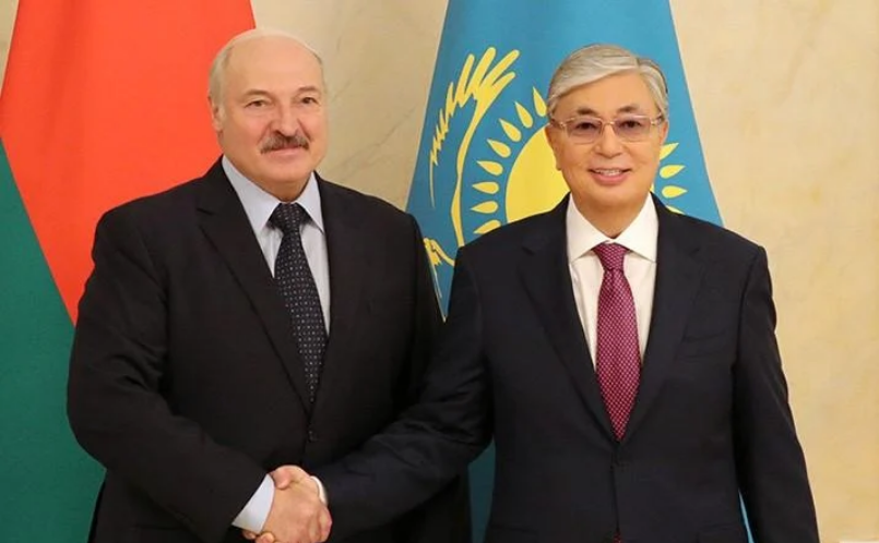 "Я оцінив жарт": президент Казахстану відповів на "ядерну" пропозицію Лукашенка
